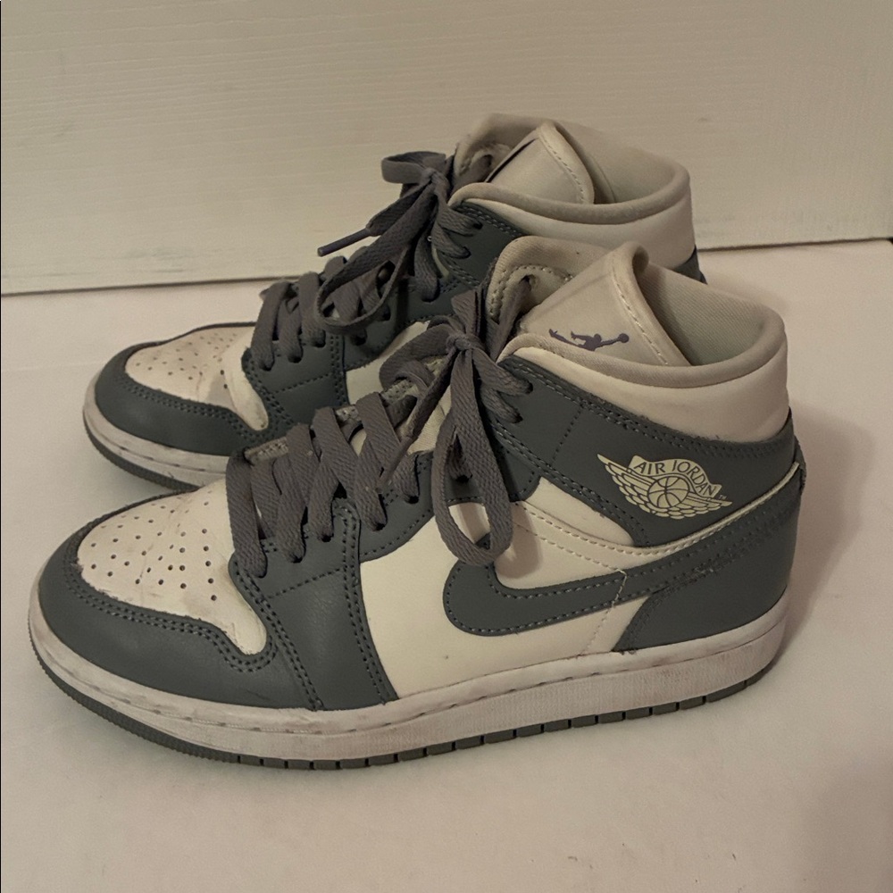 Nike Air Jordan 1 Mid Gray & White Women’s size 6
